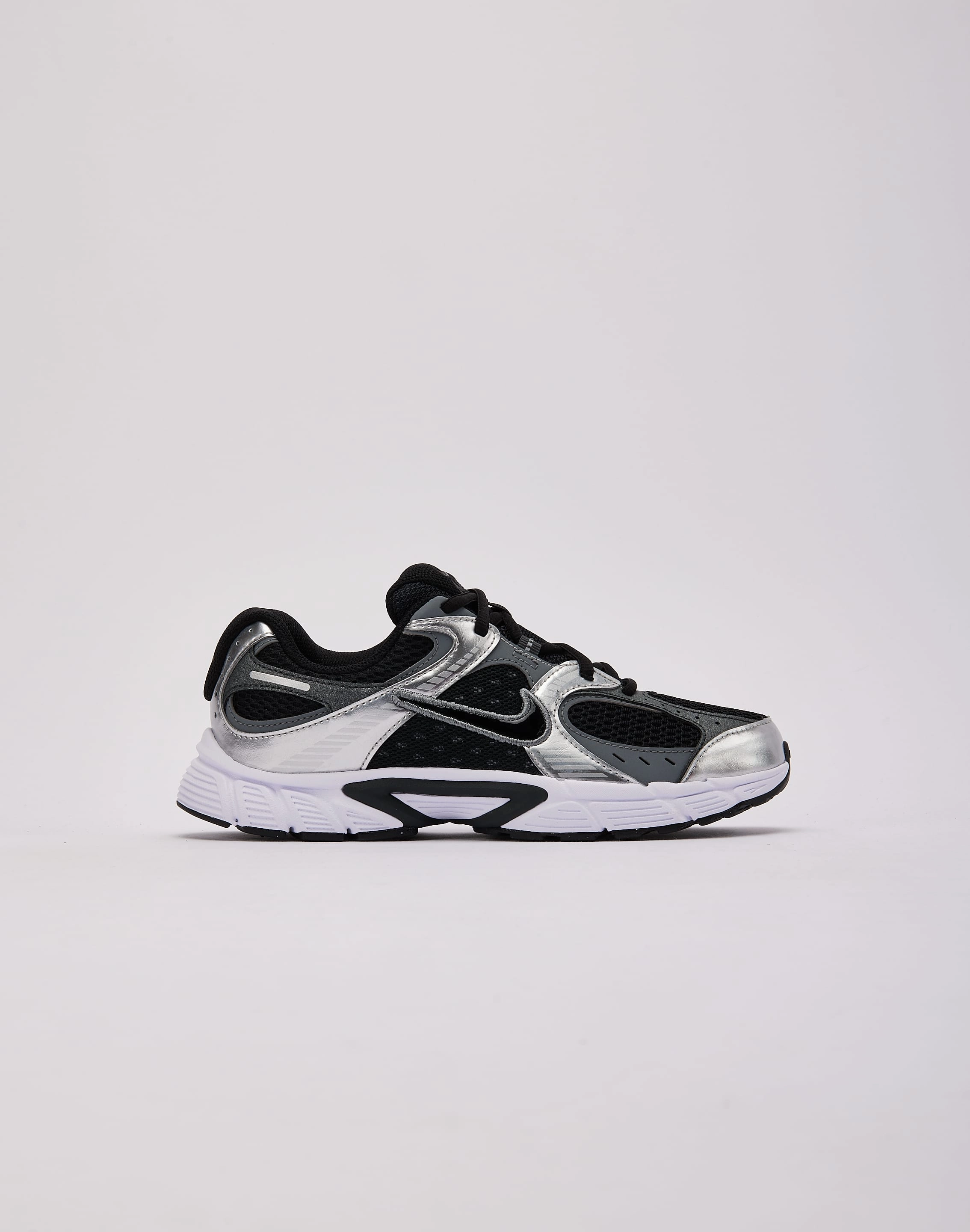 studded Nike V5 RNR Grade-School