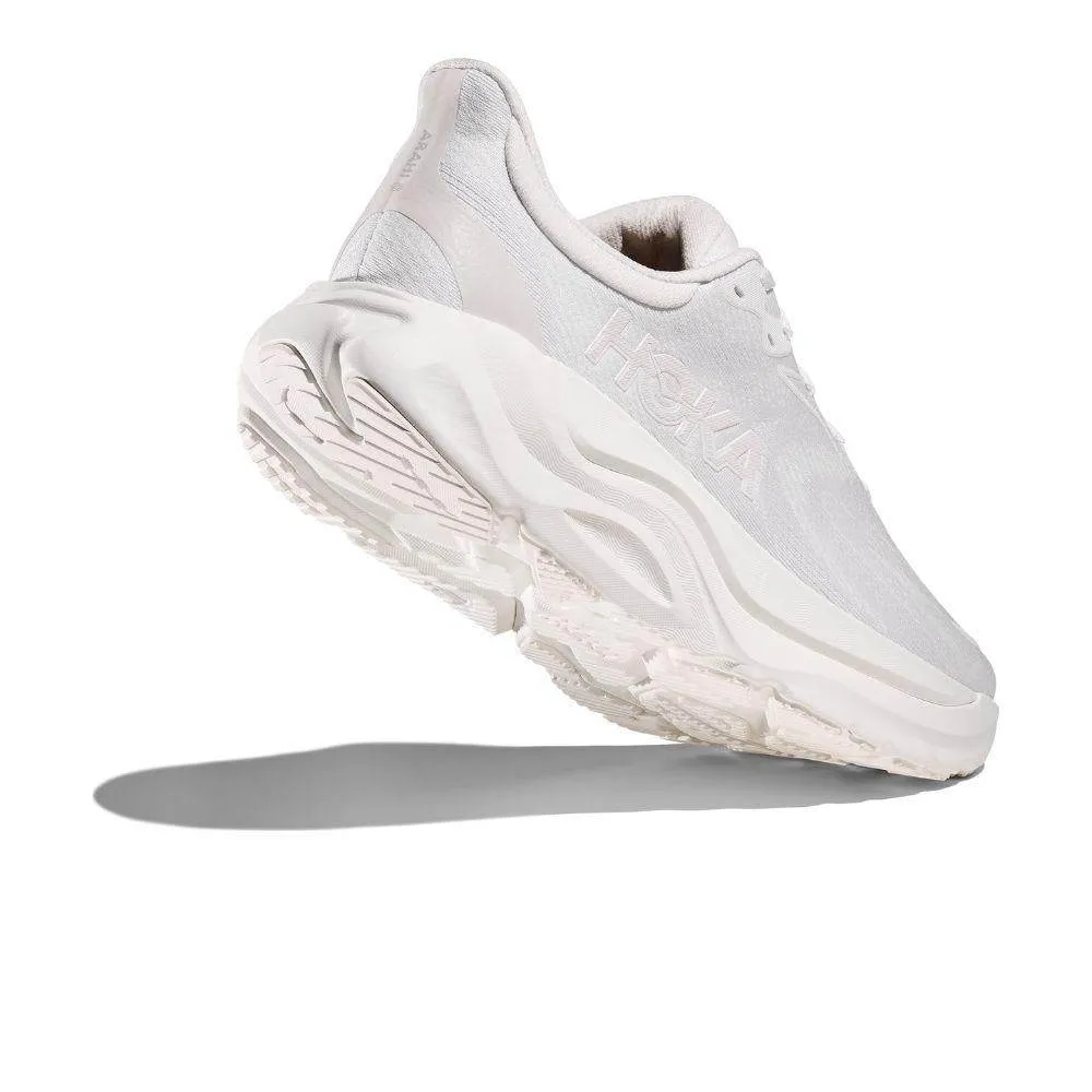 practical gear running in a train station area shoes HOKA ARAHI 8 WIDE ????????????????????