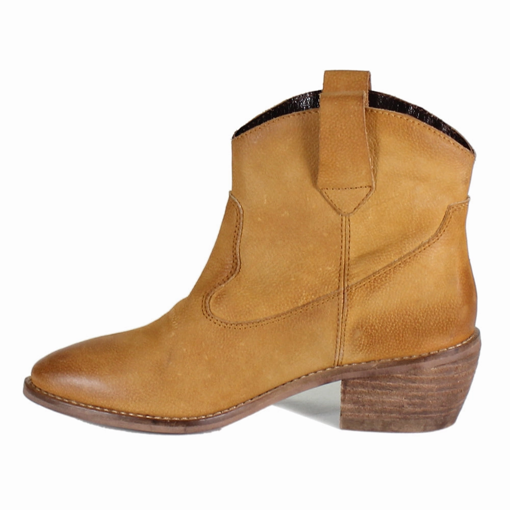 Outta Town Round Toe Pull On Booties Stable Support Weekend Camping