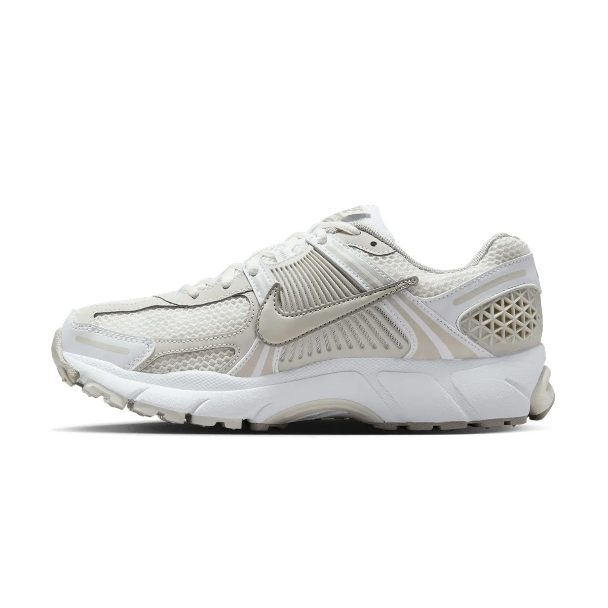 Retro-inspired silhouette Wmns Zoom Vomero 5 'Light Bone Phantom'