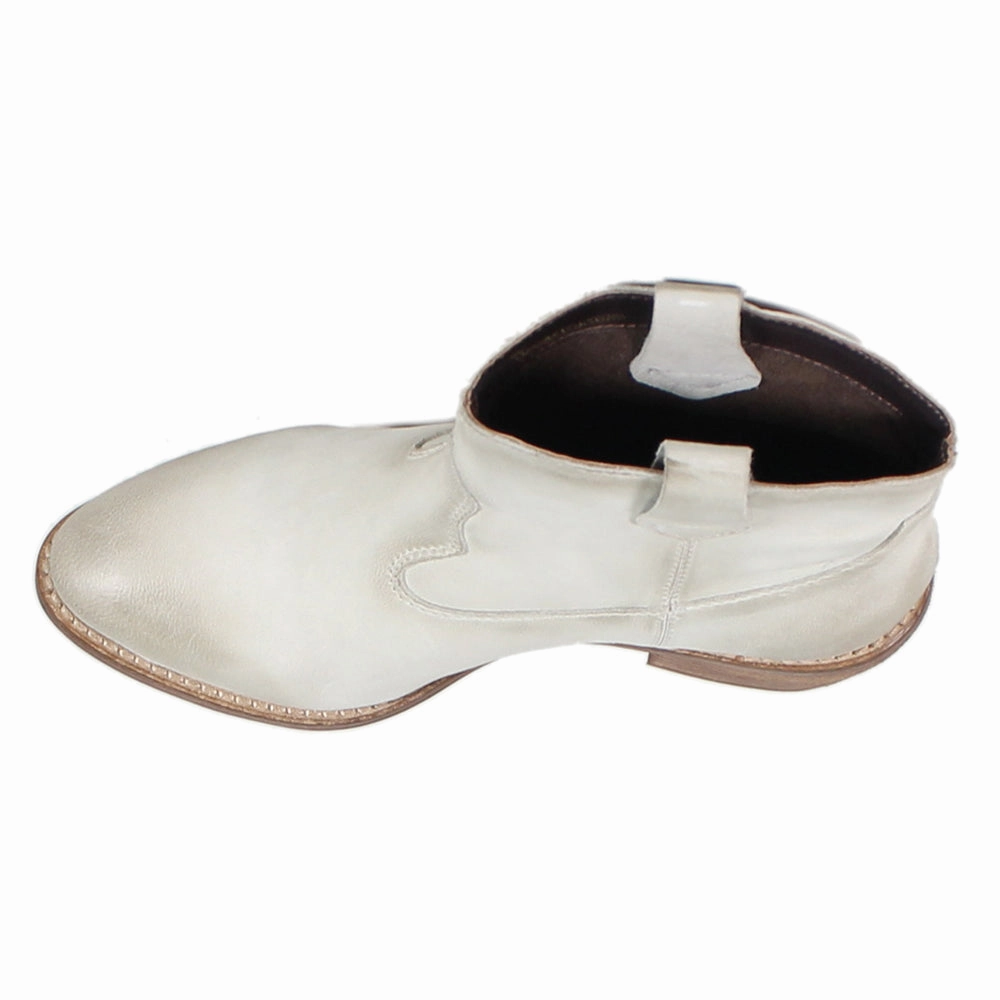 Outta Town Round Toe Pull On Booties Ergonomic Shape Thermal Core Rough Trail Hiker