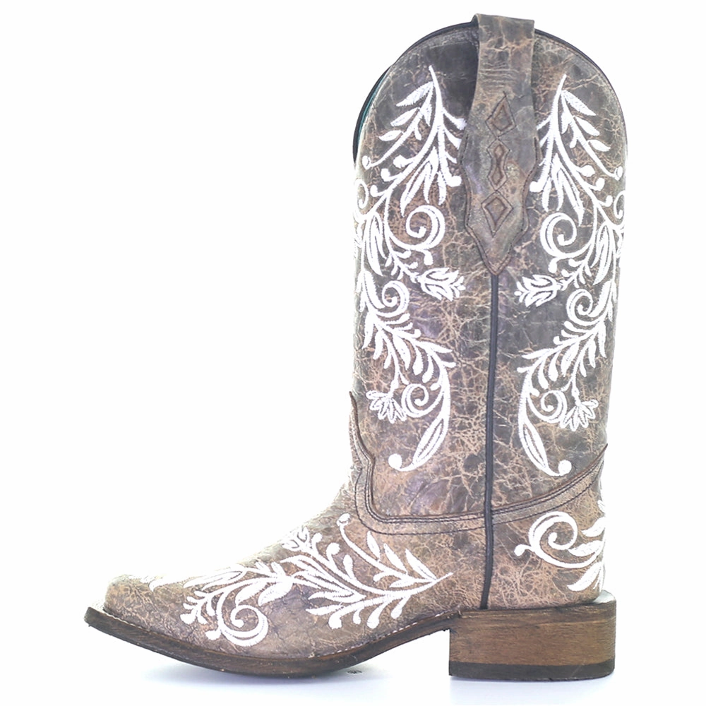 Durable Design Embroidered Snip Toe Cowboy Boots